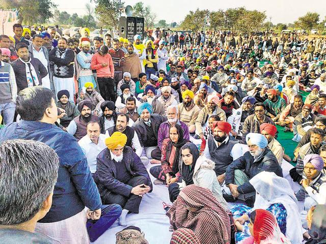 Aam Aadmi Party state convener Sucha Singh Chhotepur (in yellow turban) with other party leaders and farmers protesting at Sahnewali village in Mansa on Thursday.(HT Photo)