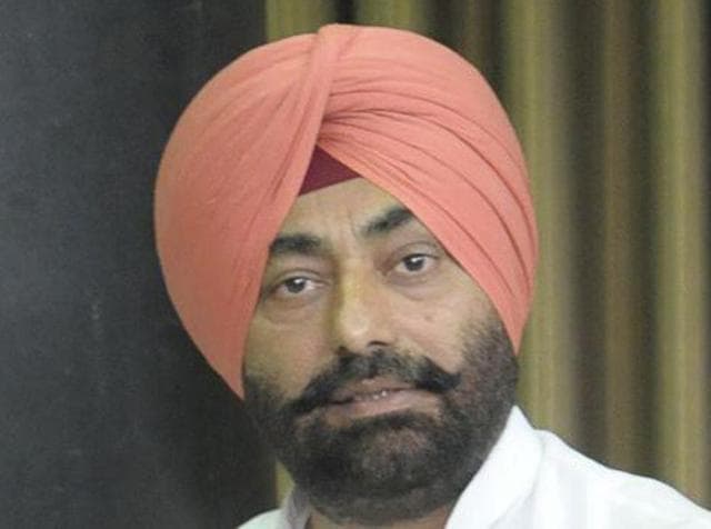 Sukhpal Singh Khaira, who deserted the Congress for the Aam Aadmi Party (AAP) has not only left his former colleagues red-faced, but also struggling to find a replacement. (HT Photo) Sukhpal Singh Khaira, who deserted the Congress for the Aam Aadmi Party (AAP) has not only left his former colleagues red-faced, but also struggling to find a replacement. (HT Photo)
