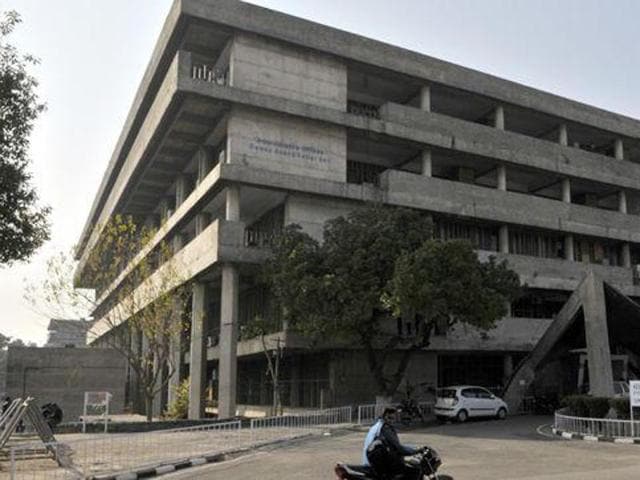 In what could result in escalation of tension between Panjab University (PU) and its stakeholders, the university on Thursday told the Punjab and Haryana high court that it supported the university faculty members on enhancing the retirement age(HT Photo) In what could result in escalation of tension between Panjab University (PU) and its stakeholders, the university on Thursday told the Punjab and Haryana high court that it supported the university faculty members on enhancing the retirement age(HT Photo)