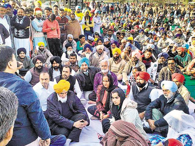 AAP state convenor Sucha Singh Chhotepur with other party leaders and farmers protesting at Sanhewali village in Mansa on Thursday (HT Photo) AAP state convenor Sucha Singh Chhotepur with other party leaders and farmers protesting at Sanhewali village in Mansa on Thursday (HT Photo)