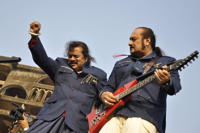 The Colonial Cousins Hariharan and Leslie Lewis perform at Carter Road, Bandra (Photo: Viral Bhayani)