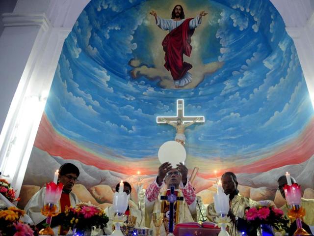 Christians take part in the Midnight Mass on the eve of Christmas at St Francis Church in Bhopal on Thursday. (Mujeeb Faruqui/HT photo) Christians take part in the Midnight Mass on the eve of Christmas at St Francis Church in Bhopal on Thursday. (Mujeeb Faruqui/HT photo)