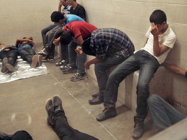 Immigrants who have been caught crossing the border illegally are housed inside the McAllen Border Patrol Station in McAllen, Texas. The Obama administration is intensifying its efforts to expel migrants from Central America, many of whom are fleeing the extreme violence of their home countries.(REUTERS Photo)