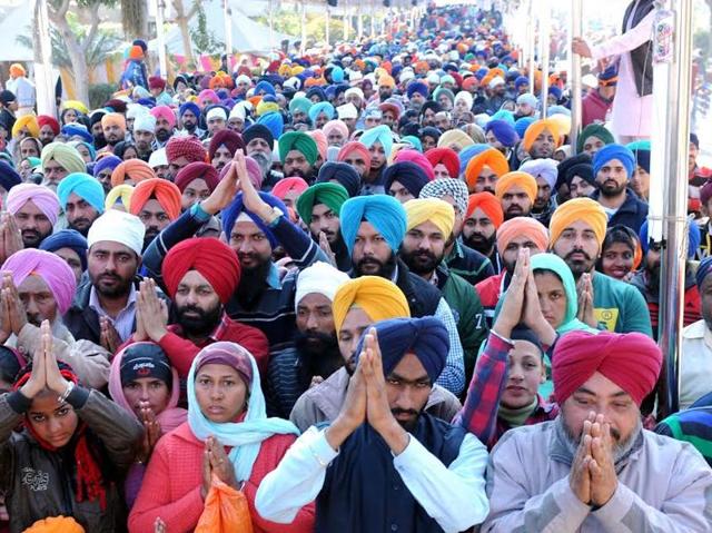 Huge gathering of devotees at Gurudwara Fatehgarh Sahib on the occasion of the 311thJor Mel in Fatehgarh Sahib on Saturday. (Bharat Bhushan/HT Photo)