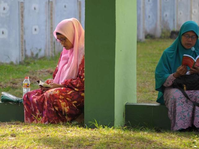 Two women pray at the Ulhee Lheue mass cemetery in Indonesia where thousands of the 2004 tsunami victims are buried. (AFP) Two women pray at the Ulhee Lheue mass cemetery in Indonesia where thousands of the 2004 tsunami victims are buried. (AFP)