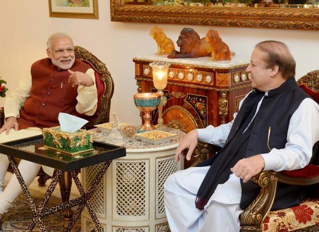 Pakistani Prime Minister Nawaz Sharif (R) talks with his Indian counterpart Narendra Modi in Lahore, Pakistan, December 25, 2015.(REUTERS)