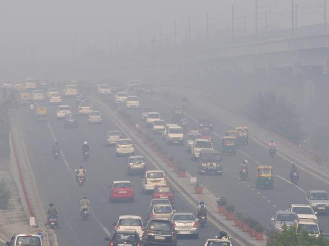 Roads in the capital choked with smog after Diwali celebrations, in New Delhi, India, on Friday, November 13, 2015.(Hindustan Times) Roads in the capital choked with smog after Diwali celebrations, in New Delhi, India, on Friday, November 13, 2015.(Hindustan Times)