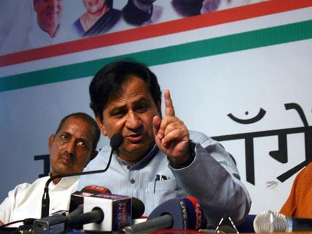 In a radical step to curb alarming air pollution, Delhi government on Friday restricted plying of private vehicles bearing odd and even registration numbers to alternate days from January 1 in the national capital.(HT File Photo)