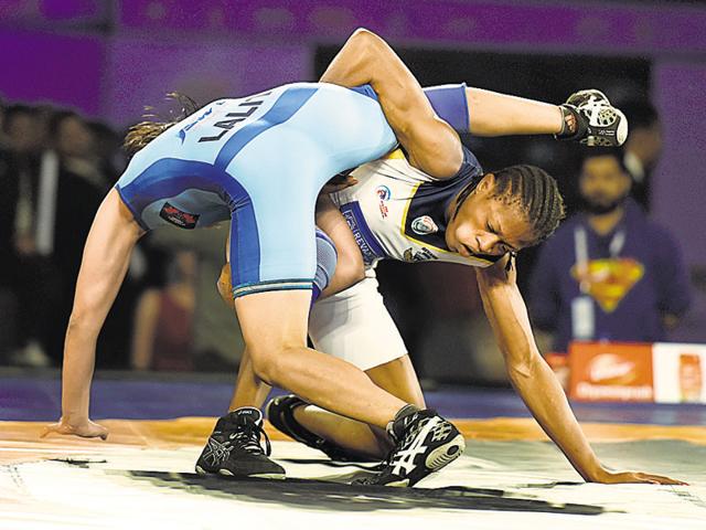 Mumbai Garuda wrestler Odunayo Adekuoroye (Blue White singlet) in action against Lalita Sherawat of Bengaluru Yodhas(Sky Blue) during the Pro Wrestling League match at Indira Gandhi Indoor Stadium, in New Delhi. (HT Photo)