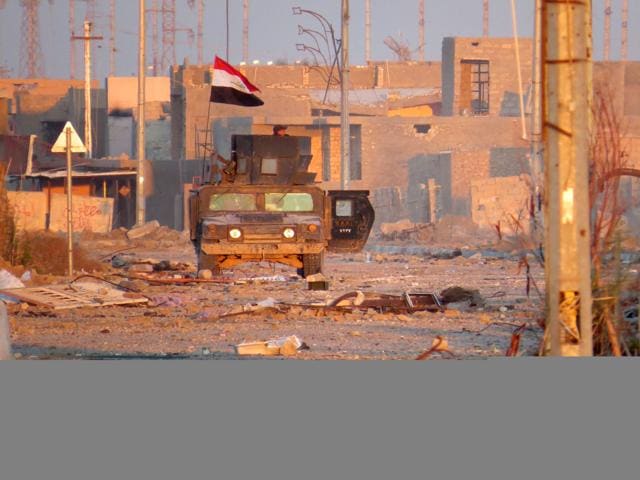 A member of Iraq's counter-terrorism forces monitors his surrounding in a street in Ramadi's Dhubbat neighberhood, adjacent to Hoz neighbourhood. (AFP)