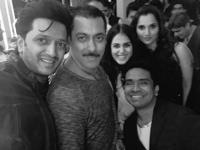 The Deshmukhs and Sania Mirza pose with Salman Khan at the star’s 50th birthday party at his farmhouse. (Twitter)