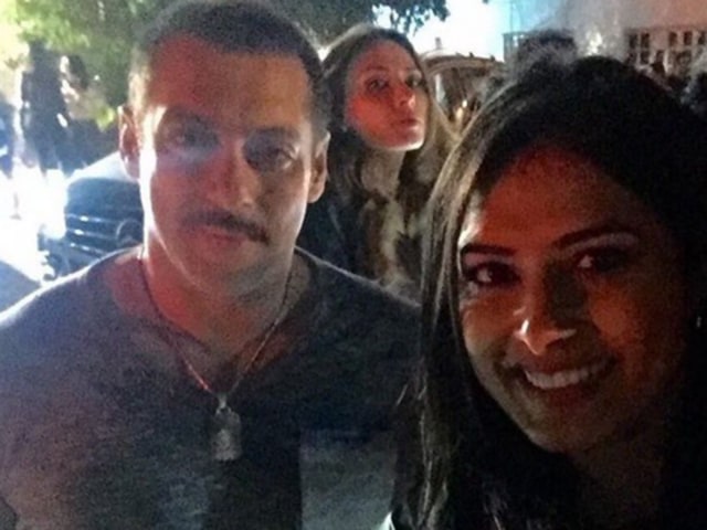 A fan clicks a selfie with Salman Khan and inadvertently captures rumoured girlfriend Iulia Vantur in the background. (Twitter)