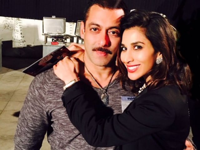 Sophie Choudry hugs Salman Khan on the star’s 50th birthday. (Twitter)