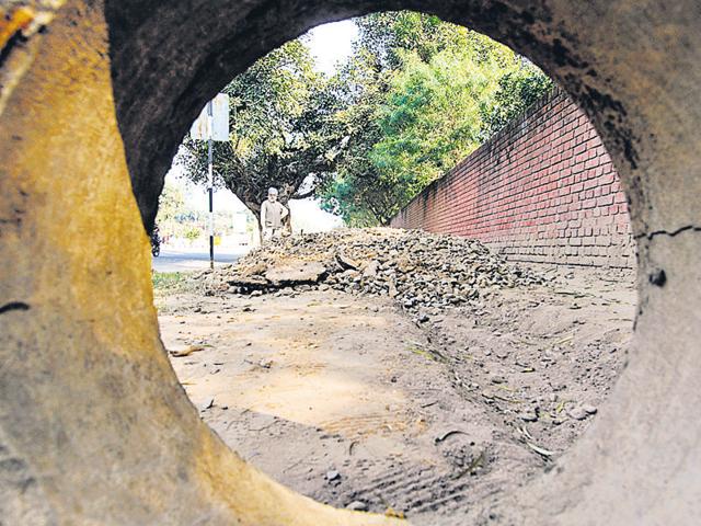 Most bicycle tracks in Sectors 37, 40, 41, 42, 43, 45, 47, 48 and 49 are poorly maintained and damaged.(Ravi Kumar/HT Photo) Most bicycle tracks in Sectors 37, 40, 41, 42, 43, 45, 47, 48 and 49 are poorly maintained and damaged.(Ravi Kumar/HT Photo)