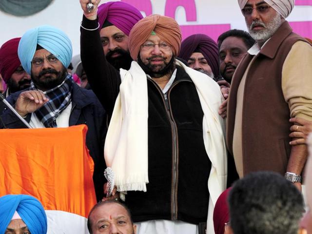 Punjab Congress President Capt Amrinder Singh along with Fateh garh MLA Kuljeet singh nagra and others leaders welcoming the supporters during the congress rally at Shaheedi Jor Mela. (Ravi Kumar/HT Photo) Punjab Congress President Capt Amrinder Singh along with Fateh garh MLA Kuljeet singh nagra and others leaders welcoming the supporters during the congress rally at Shaheedi Jor Mela. (Ravi Kumar/HT Photo)
