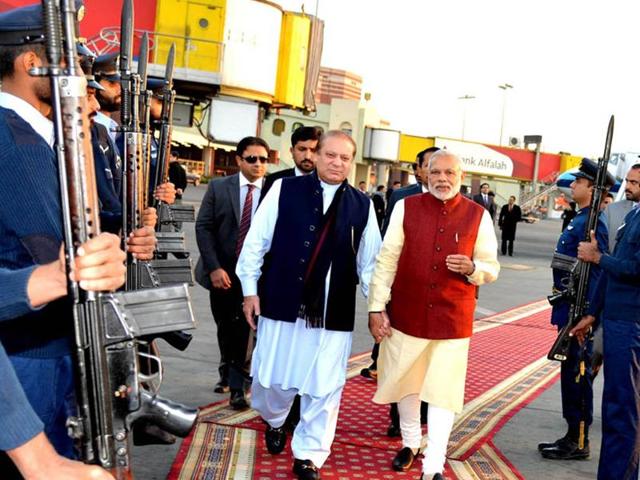 Pakistani Prime Minister Nawaz Sharif (L) walks with his Indian counterpart Narendra Modi after Modi's arrival in Lahore, Pakistan, December 25, 2015. (REUTERS) Pakistani Prime Minister Nawaz Sharif (L) walks with his Indian counterpart Narendra Modi after Modi's arrival in Lahore, Pakistan, December 25, 2015. (REUTERS)