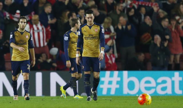 Arsenal's Mathieu Flamini and Mesut Ozil look dejected after Jose Fonte scored the third goal for Southampton. (Reuters Photo) Arsenal's Mathieu Flamini and Mesut Ozil look dejected after Jose Fonte scored the third goal for Southampton. (Reuters Photo)