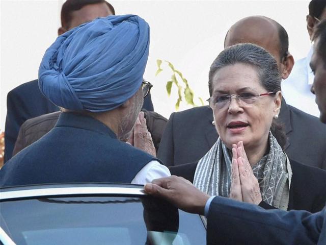 Congress president Sonia Gandhi with former Prime Minister Manmohan Singh at an event to mark the 131st foundation day of the Congress party, at the AICC headquarters in New Delhi.(PTI)