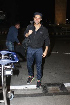 Varun Dhawan smiles for the shutterbugs at Mumbai airport. (Photo: Shakti Yadav) 