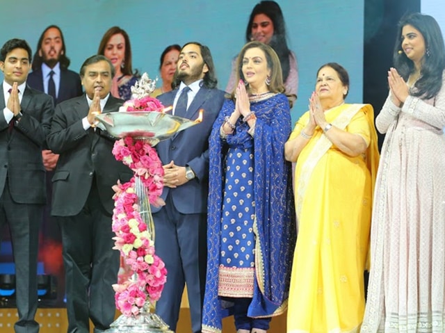 Mukesh and Nita Ambani with their children Akash (l), Anant (3rd from left) and Isha. Also seen in the photo is Kokilaben Ambani. (Twitter)