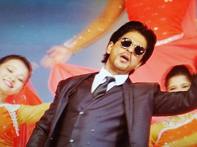 Shah Rukh Khan performs Gerua from Dilwale. (Twitter)