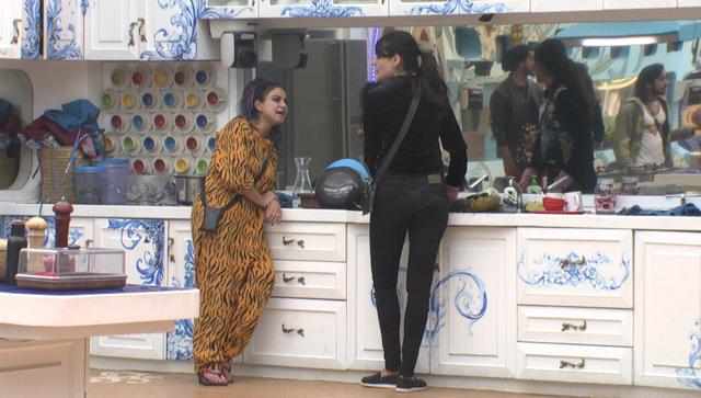 Priya follows Mandana around the house to irritate her. (Colors TV)