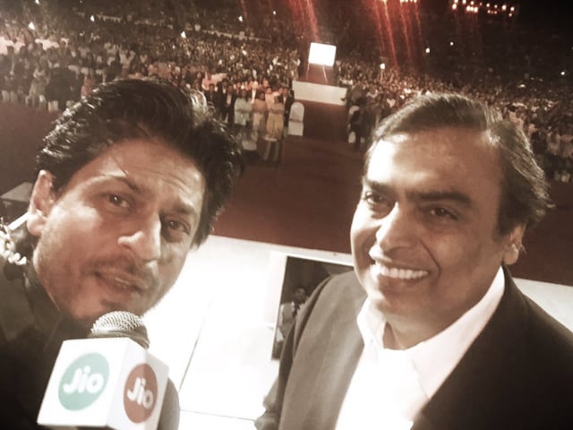 A selfie for Mr Ambani: Shah Rukh Khan at Jio launch | Hindustan Times