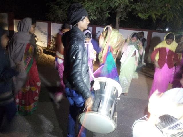 Tribals beat drums outside Betul collector’s official residence. (HT photo) Tribals beat drums outside Betul collector’s official residence. (HT photo)