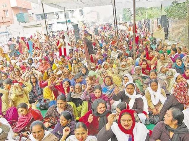 Punjab chief minister Parkash Singh Badal on Monday allowed medical leave for one month along with pay as a welfare measure to anganwadi workers, conceding to their long ending demand.(HT Photo) Punjab chief minister Parkash Singh Badal on Monday allowed medical leave for one month along with pay as a welfare measure to anganwadi workers, conceding to their long ending demand.(HT Photo)