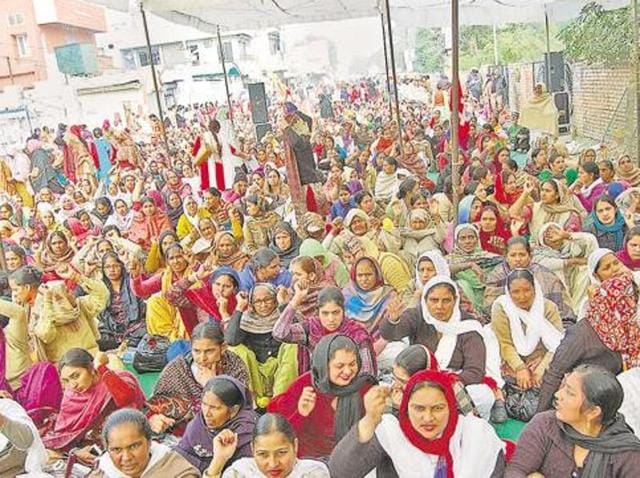 Punjab chief minister Parkash Singh Badal on Monday allowed medical leave for one month along with pay as a welfare measure to anganwadi workers, conceding to their long ending demand.(HT Photo)