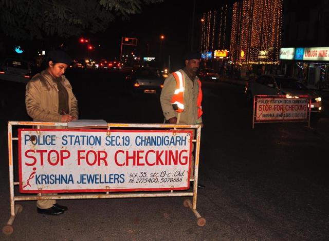 Police during a checkpoint at sector 19, Chandigarh on Sunday(Karun Sharma) Police during a checkpoint at sector 19, Chandigarh on Sunday(Karun Sharma)