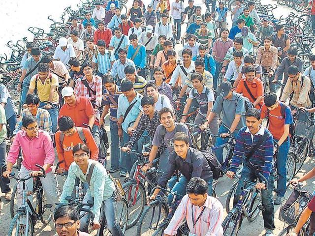 More than 1,00,000 teenagers head to coaching institutes in Kota every year with the dream of cracking IIT or medical exams. (Ah Zaidi/HT) More than 1,00,000 teenagers head to coaching institutes in Kota every year with the dream of cracking IIT or medical exams. (Ah Zaidi/HT)