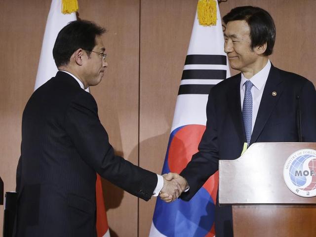 South Korean foreign minister Yun Byung-se, right, shakes hands with his Japanese counterpart Fumio Kishida after their joint press conference at Foreign Ministry in Seoul, South Korea. (AP Photo) South Korean foreign minister Yun Byung-se, right, shakes hands with his Japanese counterpart Fumio Kishida after their joint press conference at Foreign Ministry in Seoul, South Korea. (AP Photo)