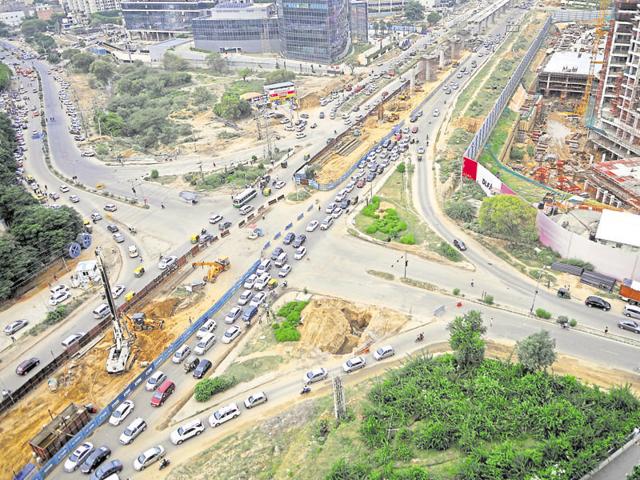 Huda plans to beautify Golf Course Road, a major arterial stretch in Gurgaon, before the Haryana investors’ summit in March.(Abhinav Saha/HT File Photo)