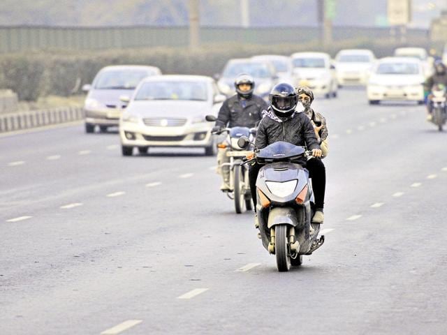 The Gurgaon expressway witnessed 104 accidents in 2014 and close to 100 till November 2015, according to data compiled by the traffic police.(Abhinav Saha/HT Photo)