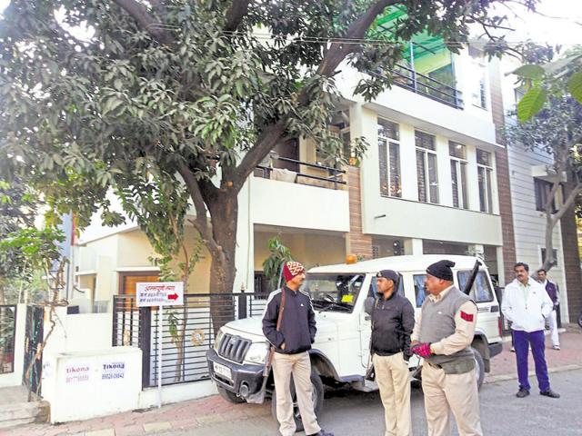 The Lokayukta police on Monday unearthed crores of rupees of unaccounted wealth amassed by a constable posted with the state transport department during a raid at his residence. (Arun Mondhe/HT Photo) The Lokayukta police on Monday unearthed crores of rupees of unaccounted wealth amassed by a constable posted with the state transport department during a raid at his residence. (Arun Mondhe/HT Photo)