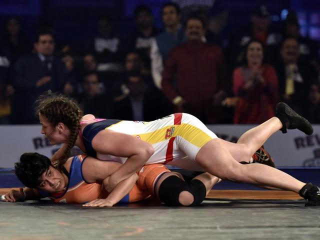 Haryana Hammers Geetika Jhakar (in orange) is pinned by Mumbai Garuda’s Adeline Gray. (Ravi Choudhary/HT Photo) Haryana Hammers Geetika Jhakar (in orange) is pinned by Mumbai Garuda’s Adeline Gray. (Ravi Choudhary/HT Photo)