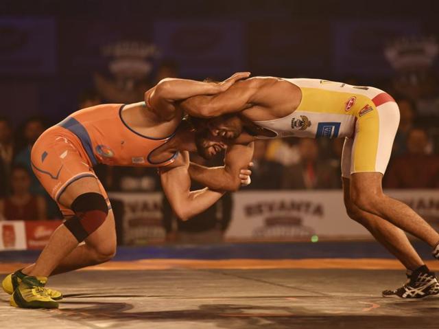 Haryana Hammers’ Vishan Rana (in orange) in action against Mumbai Garuda’s Amit Dhankar. Dhankar won this bout . (Ravi Choudhary/HT Photo) Haryana Hammers’ Vishan Rana (in orange) in action against Mumbai Garuda’s Amit Dhankar. Dhankar won this bout . (Ravi Choudhary/HT Photo)