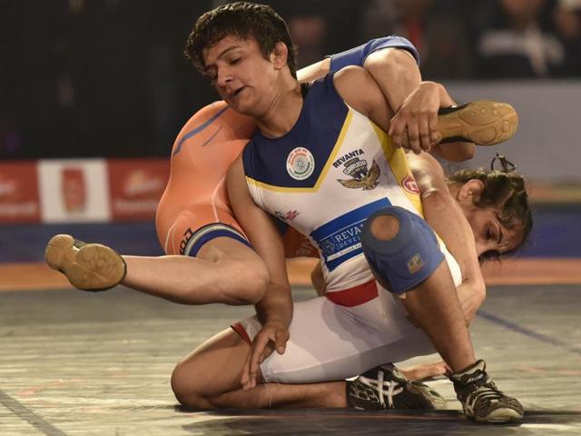 Haryana Hammers' Nirmla Devi (in orange) in action against Mumbai Garuda’s Ritu Phogat. (Ravi Choudhary/HT Photo) Haryana Hammers' Nirmla Devi (in orange) in action against Mumbai Garuda’s Ritu Phogat. (Ravi Choudhary/HT Photo)