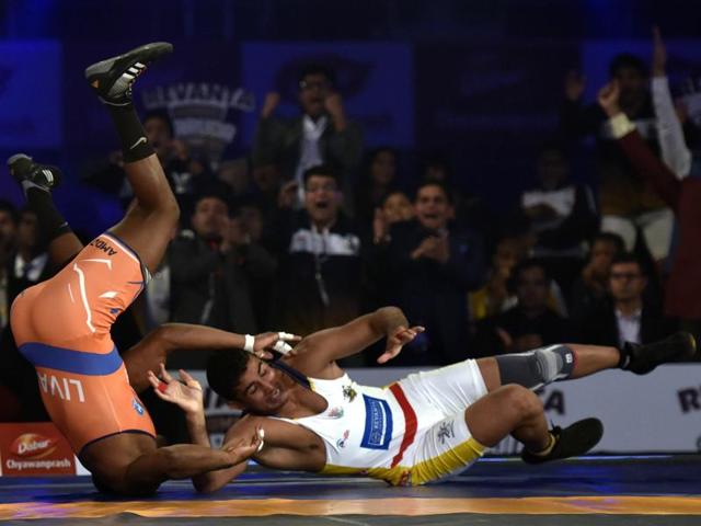 Haryana Hammers’ Livan Lopez Azcuy (in orange) in action against Mumbai Garuda’s Pardeep. Livan Lopez Azcuy won the bout . (Ravi Choudhary/HT Photo) Haryana Hammers’ Livan Lopez Azcuy (in orange) in action against Mumbai Garuda’s Pardeep. Livan Lopez Azcuy won the bout . (Ravi Choudhary/HT Photo)