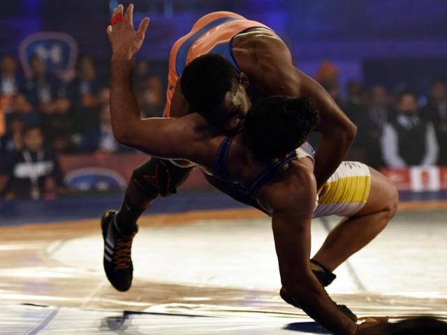 Livan Lopez Azcuy brings Pardeep down. (Ravi Choudhary/HT Photo) Livan Lopez Azcuy brings Pardeep down. (Ravi Choudhary/HT Photo)