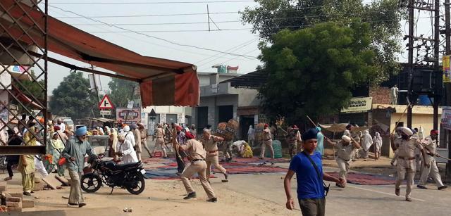 Police lathi charge members of Sikh groups protesting the alleged desecration of the Guru Granth Sahib in Kotkapura. (Sanjeev Kumar/HT Photo) Police lathi charge members of Sikh groups protesting the alleged desecration of the Guru Granth Sahib in Kotkapura. (Sanjeev Kumar/HT Photo)