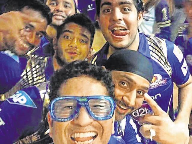 Sachin Tendulkar and Mumbai Indians: The master blaster was at his quirky best when he picked a cool prop and posed for a selfie with his team after their victory.