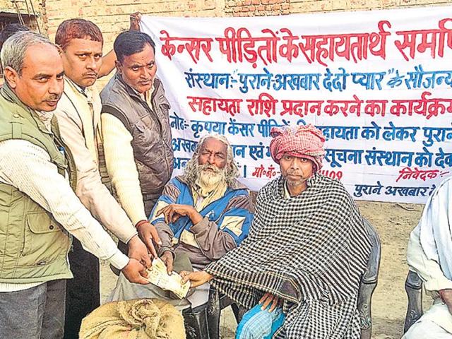 Proceeds from the sale of old newspapers being handed over to the cancer patients. (HT photo) Proceeds from the sale of old newspapers being handed over to the cancer patients. (HT photo)