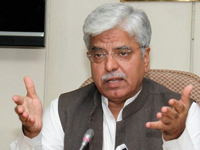 Delhi Police commissioner BS Bassi has insisted that the police and the government are on the same page over the implementation of the odd-even restrictions on private cars in Delhi, with the city police ready to assist the AAP administration’s measure.(PTI Photo)