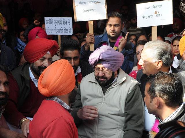PPCC chief and former chief minister of Punjab Capt Amrinder Singh interacting with the members of “Sikhya Provider Union Punjab” during their ongoing protest outside Punjab School Education Board, in SAS Nagar on Tuesday. (Gurminder Singh/HT Photo) PPCC chief and former chief minister of Punjab Capt Amrinder Singh interacting with the members of “Sikhya Provider Union Punjab” during their ongoing protest outside Punjab School Education Board, in SAS Nagar on Tuesday. (Gurminder Singh/HT Photo)