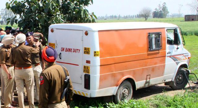 The bank cash van which was looted in SAS Nagar (HT File Photo) The bank cash van which was looted in SAS Nagar (HT File Photo)