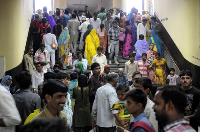 An inside view of the MY Hospital in Indore. Several government hospitals in Indore division are struggling to cope with a huge number of patients, limited doctors and poor infrastructure.(Amit K Jaiswal/HT file photo)