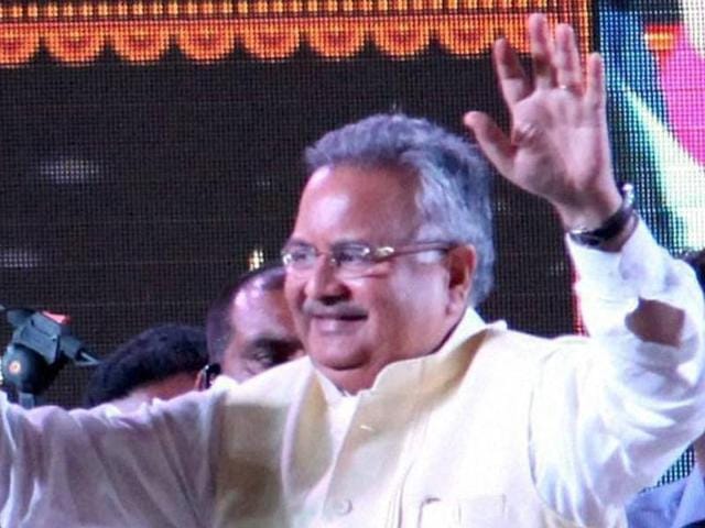 Raipur: Union Finance Minister Arun Jaitley and Chief Minister Raman Singh during the 15th Varshganth Mahotsav celebration of Chhatisgarh State, in Raipur on Sunday.PTI Photo (PTI11_1_2015_000224A)(PTI)