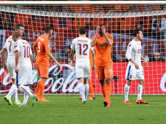 No Euro 2016 for the Netherlands: Netherlands' Robin van Persie (C) after his side failed to qualify for the Euro 2016 championships. (AFP Photo) 